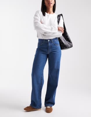 Vero Moda - Kirsa - Jeans mit mittelhohem Bund und geradem Schnitt in mittelblauer Waschung
