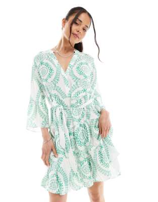 Vero Moda - Kleid mit Kachel-Blumenprint in Grün, Glockenärmeln und Bindegürtel-Weiß