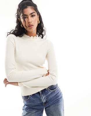 Vero Moda knitted lettuce edge top in cream-White