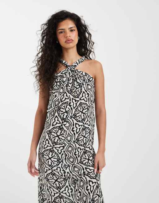 Vero Moda knot detail halter neck maxi dress in black tile print, 3 of 4