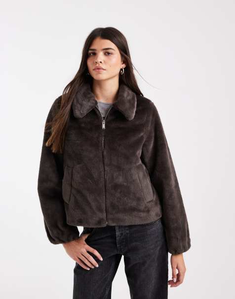 Vero Moda kort frakke i imiteret pels i chokoladebrun - view 1
