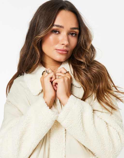 Vero Moda – Kremowa, pikowana kurtka ze wstawkami z kożuszka, 3 z 4