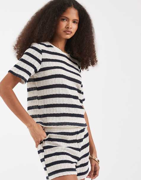 Vero Moda – Kremowo-granatowy szydełkowany T-shirt dzianinowy o pudełkowym kroju w paski, część zestawu - view 1