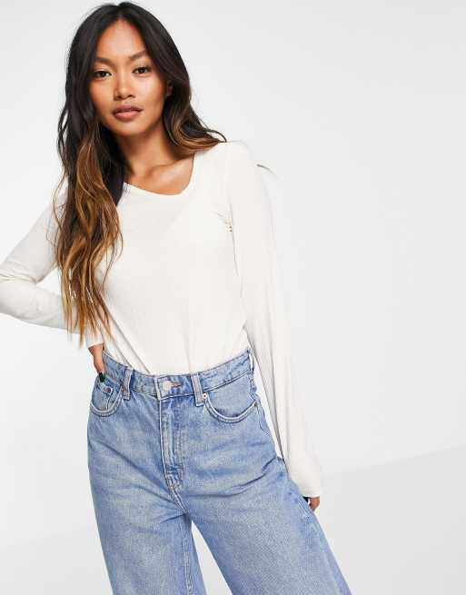 Vero Moda – Kremowy prążkowany top z asymetrycznym dekoltem, 4 z 4