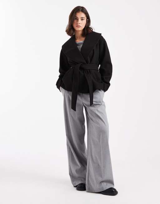 Vero Moda – Kurz geschnittene, formelle Jacke in Schwarz mit Gürtel, 3 von 4