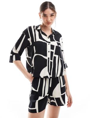 Vero Moda - Kurz geschnittenes Boxy Fit Hemd in Schwarz-Weiß mit abstraktem Print, Kombiteil