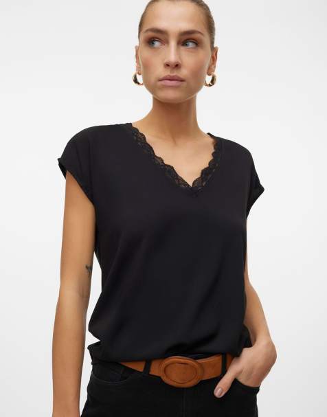 Vero Moda – Kurzärmlige Bluse in Schwarz mit Spitzenbesatz - view 1