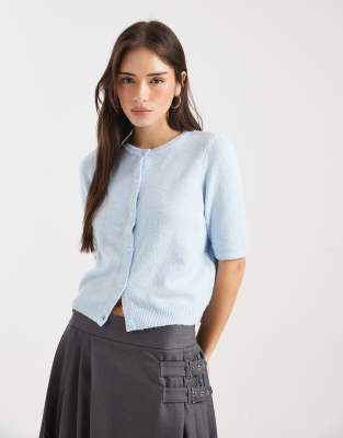 Vero Moda - Kurzärmlige Strickjacke in zartem Blau mit Rundhalsausschnitt