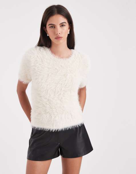 Vero Moda – Kurzärmliger Pullover aus flauschigem Strick in Creme - view 1