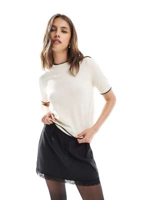 Vero Moda - Kurzärmliger Pullover in Cremeweiß mit Kontrastbesatz