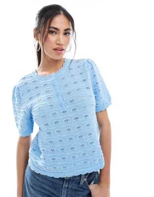 Vero Moda - Kurzärmliges Häkeloberteil in Hellblau mit Knöpfen