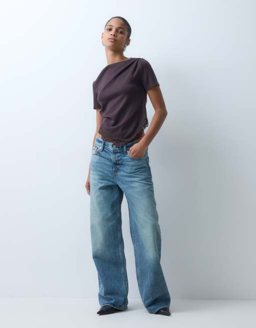 Vero Moda kurzärmliges Oberteil mit U-Boot-Ausschnitt, asymmetrischem Schnitt und Spitzendetail in Schokobraun, 2 von 5