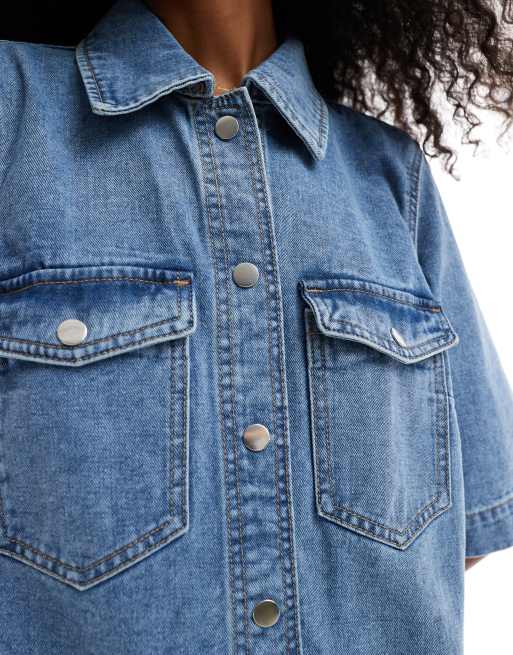 Vero Moda – Kurzärmliges Oversize-Jeanskleid in mittelblauer Waschung mit Knopfleiste vorne, 3 von 4