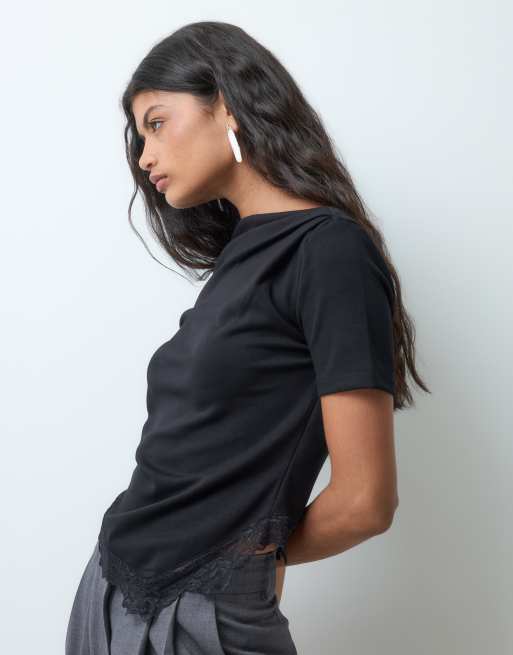 Vero Moda kurzärmliges Top mit U-Boot-Ausschnitt, asymmetrisch und Spitzendetail in Schwarz, 3 von 5