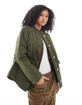 Vero Moda - Kurze Jacke in Grün mit Zwiebel-Steppmuster und Taschen