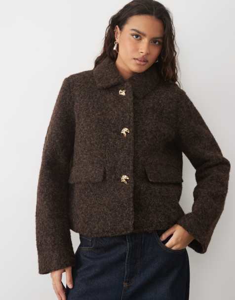 Vero Moda kurze Jacke mit flauschiger Struktur und goldfarbenen gehämmerten Knöpfen in Schokobraun - view 1