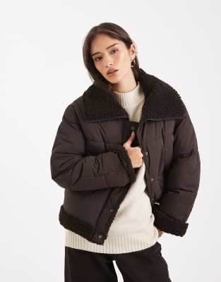 Vero Moda - Kurze Pufferjacke in Schokoladenbraun mit Teddyfell-Besatz-Weiß