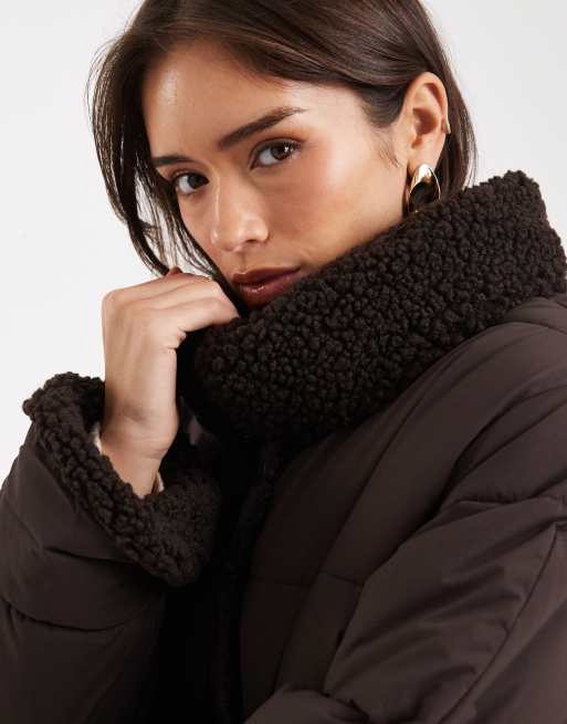 Vero Moda – Kurze Pufferjacke in Schokoladenbraun mit Teddyfell-Besatz, 3 von 4