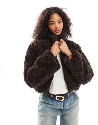 Vero Moda - Kurze Teddyfell-Jacke in Schokobraun