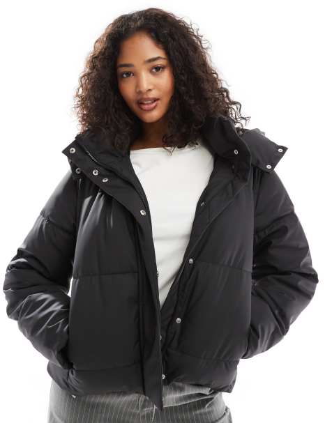 Vero Moda – Kurze wattierte Jacke in Schwarz mit Beschichtung - view 1