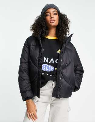 Vero Moda – Kurze wattierte Jacke mit Kapuze in Schwarz