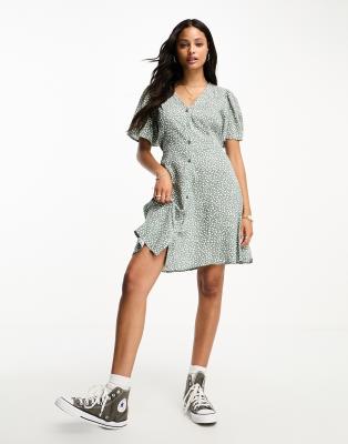 Vero Moda – Kurzes, durchgeknöpftes Skater-Kleid in Grün mit Punkten