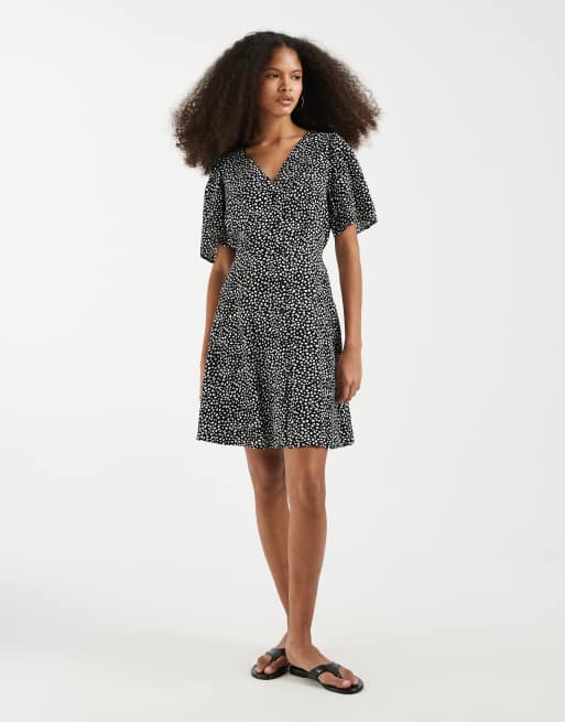Vero Moda – Kurzes, durchgeknöpftes Skater-Kleid in Schwarz mit Punkten, 2 von 4