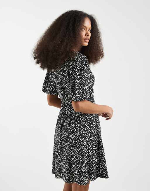 Vero Moda – Kurzes, durchgeknöpftes Skater-Kleid in Schwarz mit Punkten, 4 von 4