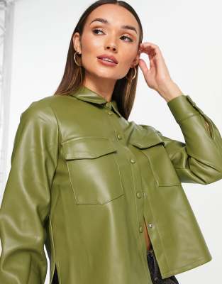 Vero Moda - Kurzes Hemd aus PU in Olivgrün