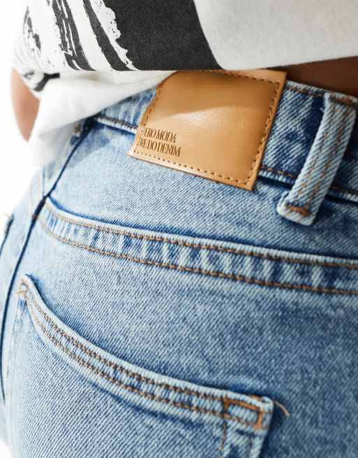 Vero Moda – Kyla – Jeans in hellblauer Waschung mit geradem, weitem Schnitt und mittelhohem Bund, 4 von 5