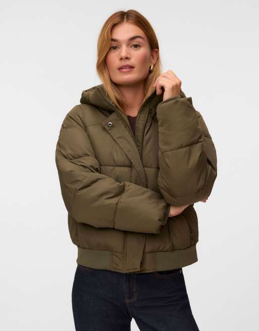 Vero Moda Kylie short puffer hooded press-stud fastening jacket in green, 3 of 5