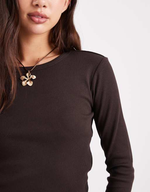 Vero Moda – Langärmliges, geripptes Oberteil in Braun mit knappem Schnitt, 2 von 4
