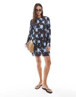 Vero Moda – Langärmliges Plissee-Minikleid in Schokobraun mit blauem Blumenprint - view 1