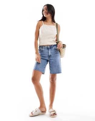 Vero Moda - Lange Jeansshorts mit Waschung in Hellblau