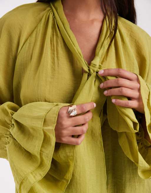 Vero Moda langærmet bluse med flæser og tørklædedetalje i grøn, 3 af 4