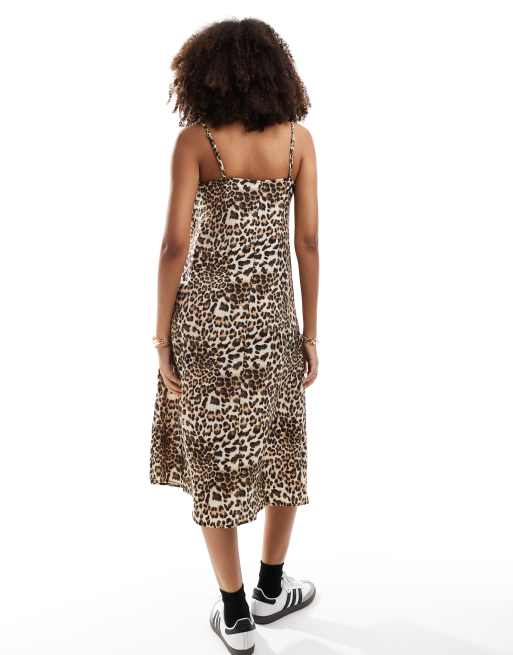 Vero Moda – Leopardmönstrad, vävd midiklänning med smala axelband och v-ringning, 3 av 4