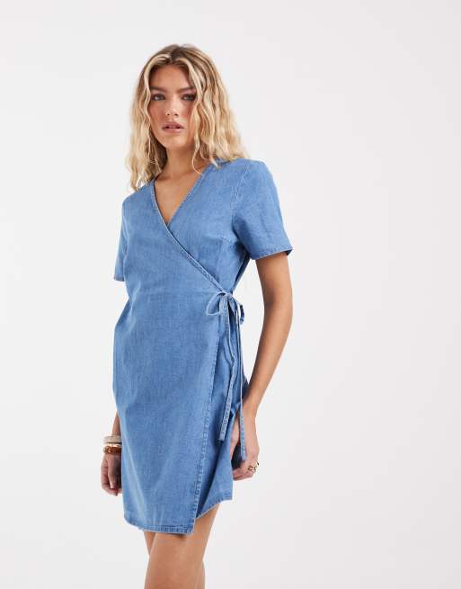 Vero Moda – Ljusblå, blekt jeansklänning i minilängd med korta ärmar och omlottdesign, 3 av 4