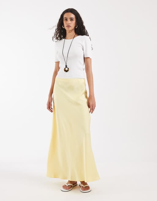 Vero Moda – Ljusgul, diagonalskuren midikjol i satin, 3 av 5