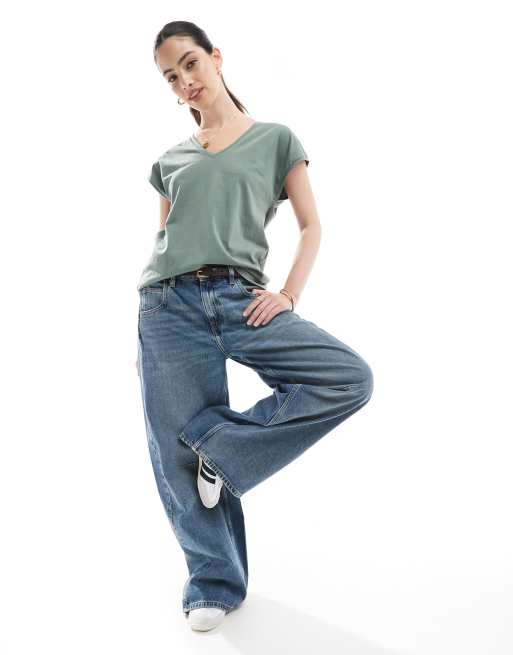 Vero Moda – Locker geschnittenes Oversize-T-Shirt in Khaki mit V-Ausschnitt, 2 von 4