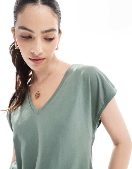 Vero Moda – Locker geschnittenes Oversize-T-Shirt in Khaki mit V-Ausschnitt, 3 von 4