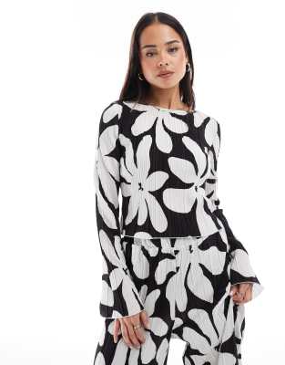 Vero Moda Long Sleeve Boatneck Plisse Top In Black