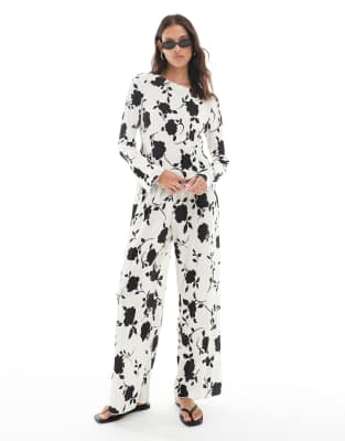 Vero Moda long sleeve plisse top and wide leg trouser set in white and black floral print - view 1