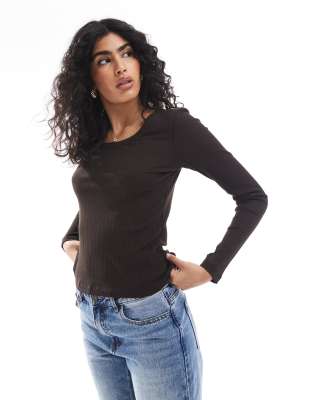 Vero Moda Long Sleeve Ribbed Top In Chocolate Brown