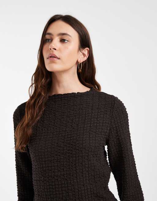 Vero Moda long sleeve textured top with lettuce edge in chocolate brown, 3 of 4