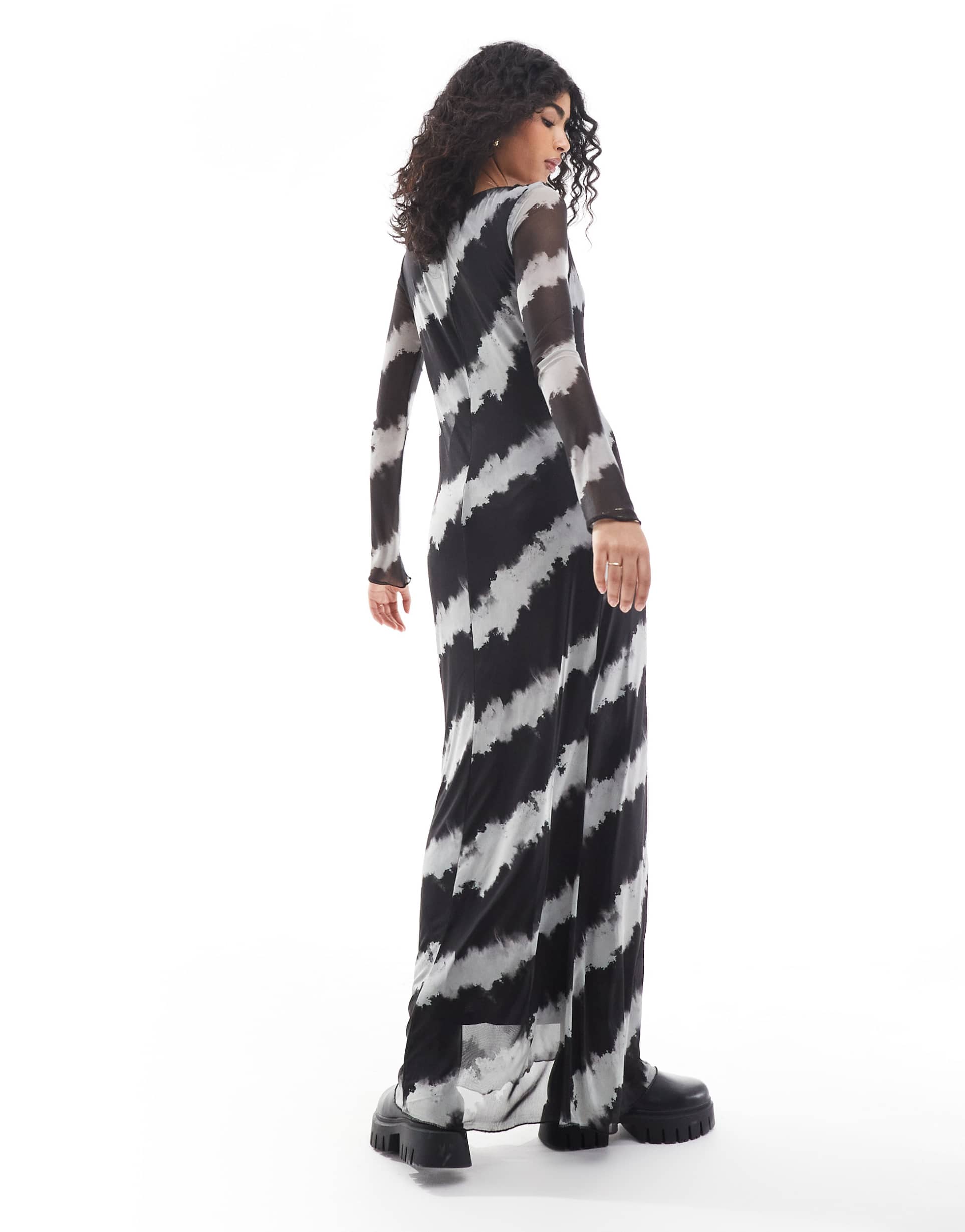 vero moda long sleeved mesh maxi dress in blurred mono print