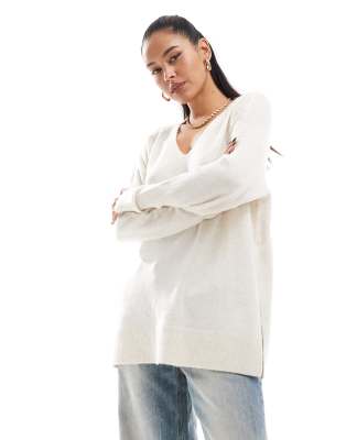 Vero Moda Vero Moda longline soft jumper in cream-White