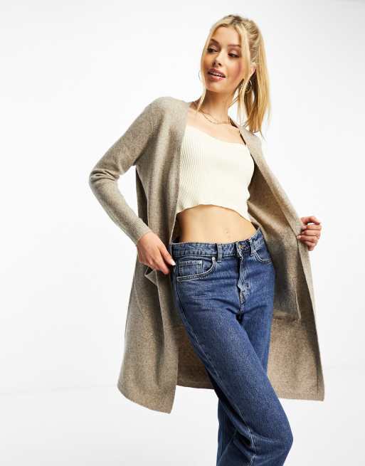 Vero Moda – Longline-Strickjacke zum Reinschlüpfen in Kamelbraun