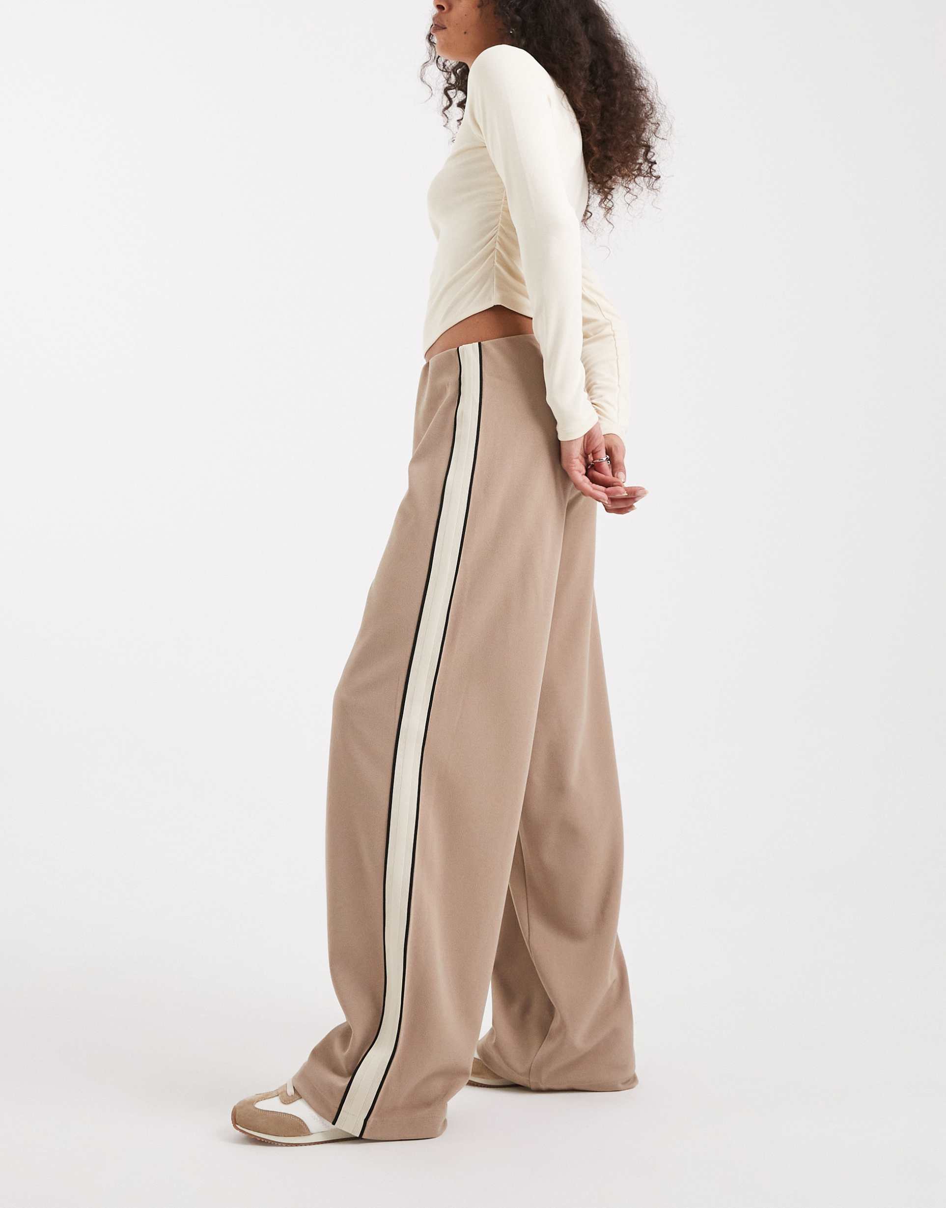 vero moda loose pull on pants with side stripe in fossil
