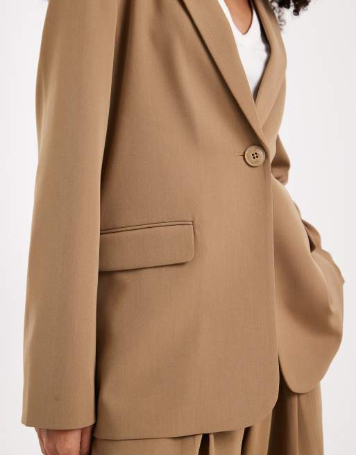 Vero Moda - Losvallende blazer met open achterkant in beige, deel van mix en match co-ord set, 3 van 4