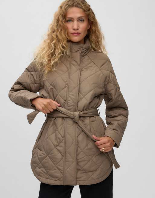 Vero Moda Louisa veste matelassée ceinturée à col montant avec fermeture à pression marron, 3 de 6